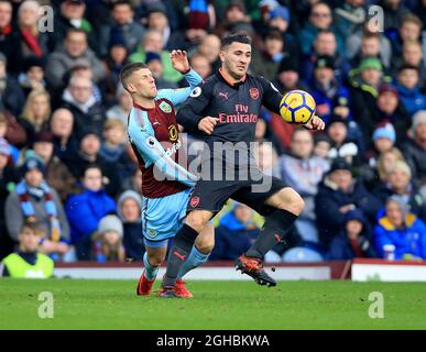 Burnleys Johann Berg Gudmundsson (links) und Arsenals Sead Kolasinac kämpfen während des Premier-League-Spiels im Turf Moor Stadium in Burnley um den Ball. Bild Datum 26. November 2017. Bildnachweis sollte lauten: Clint Hughes/Sportimage via PA Images Stockfoto