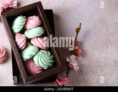Protein-Meringue-Kekse in einer Schachtel Stockfoto