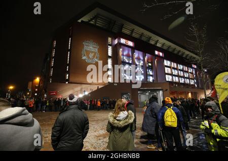 Die Fans warten darauf, dass der Mannschaftsbus vor der Haupttribüne beim Champions League-Spiel der Gruppe E im Anfield Stadium, Liverpool, eintrifft. Bilddatum: 6. Dezember 2017. Bildnachweis sollte lauten: Andrew Yates/Sportimage via PA Images Stockfoto