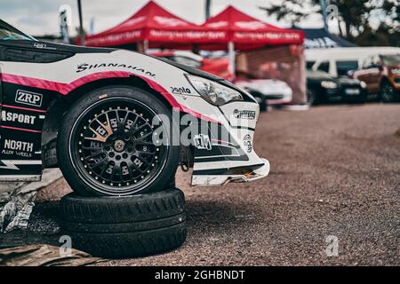 05-08-2021 Riga, Lettland Sportauto driftet auf dem Boden. Stockfoto