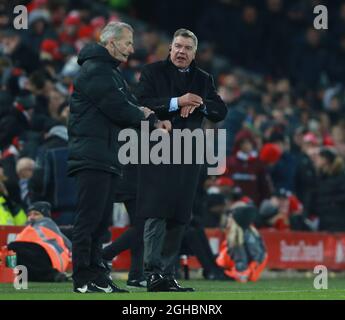 Sam Allardyce-Manager von Everton fragt den vierten Beamten, wie lange es noch während des Premier-League-Spiels im Anfield Stadium in Liverpool bleibt. Bild Datum 10. Dezember 2017. Bildnachweis sollte lauten: Simon Bellis/Sportimage via PA Images Stockfoto