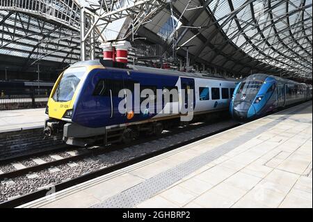 Zwei Personenzüge am Bahnhof Liverpool Lime Street im September 2021. Stockfoto