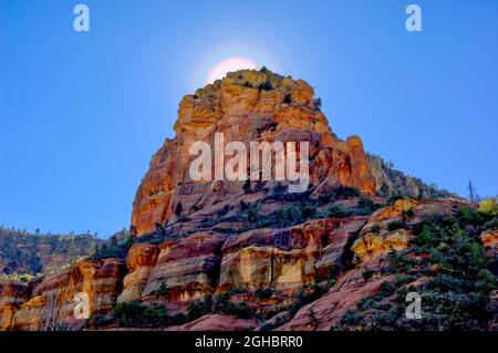 Ein HDR-verstärktes Foto eines Berges im Slide Rock State Park in Arizona nördlich von Sedona. Der Coconino National Forest Grenzen den Park. Stockfoto