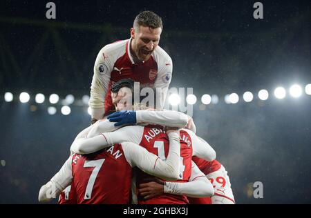 Pierre Emerick Aubameyang von Arsenal feiert sein Tor, das er mit Shkodran Mustafi von Arsenal beim Premier League-Spiel im Emirates Stadium, London, mit 4-0 Punkten erreichen konnte. Bild Datum 3. Februar 2018. Bildnachweis sollte lauten: Robin Parker/Sportimage via PA Images Stockfoto