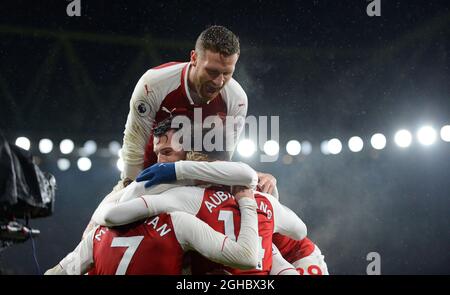 Pierre Emerick Aubameyang von Arsenal feiert sein Tor, das er mit Shkodran Mustafi von Arsenal beim Premier League-Spiel im Emirates Stadium, London, mit 4-0 Punkten erreichen konnte. Bild Datum 3. Februar 2018. Bildnachweis sollte lauten: Robin Parker/Sportimage via PA Images Stockfoto