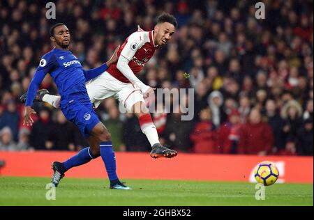 Pierre Emerick Aubameyang von Arsenal wird von Cuco Martina von Everton während des Premier League Spiels im Emirates Stadium, London, herausgefordert. Bild Datum 3. Februar 2018. Bildnachweis sollte lauten: Robin Parker/Sportimage via PA Images Stockfoto