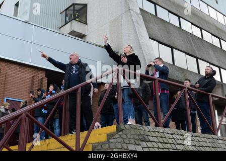 Aston Villa-Fans wenden sich vor dem Start des Championship-League-Spiels im Villa Park Stadium in Birmingham an die ankommenden Birmingham City-Fans. Bild Datum 11. Februar 2018. Bildnachweis sollte lauten: Joe Perch/Sportimage via PA Images Stockfoto