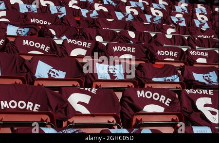 T-Shirts, die für die Fans von Bobby Moore von West Ham United auf die Sitze gebracht wurden, um seinen Tod vor 25 Jahren während des Premier-League-Spiels im Anfield Stadium, Liverpool, zu kommentieren. Bild Datum 24. Februar 2018. Bildnachweis sollte lauten: Simon Bellis/Sportimage via PA Images Stockfoto