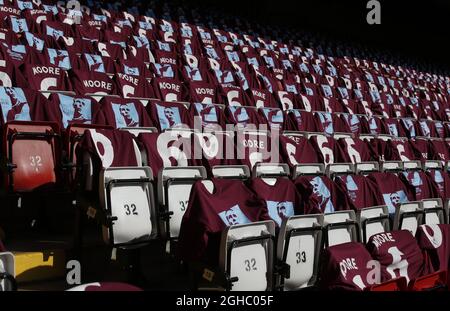 T-Shirts, die für die Fans von Bobby Moore von West Ham United auf die Sitze gebracht wurden, um seinen Tod vor 25 Jahren während des Premier-League-Spiels im Anfield Stadium, Liverpool, zu kommentieren. Bild Datum 24. Februar 2018. Bildnachweis sollte lauten: Simon Bellis/Sportimage via PA Images Stockfoto