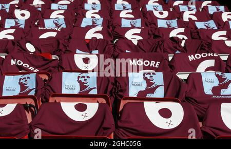 T-Shirts, die für die Fans von Bobby Moore von West Ham United auf die Sitze gebracht wurden, um seinen Tod vor 25 Jahren während des Premier-League-Spiels im Anfield Stadium, Liverpool, zu kommentieren. Bild Datum 24. Februar 2018. Bildnachweis sollte lauten: Simon Bellis/Sportimage via PA Images Stockfoto