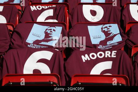 T-Shirts, die für die Fans von Bobby Moore von West Ham United auf die Sitze gebracht wurden, um seinen Tod vor 25 Jahren während des Premier-League-Spiels im Anfield Stadium, Liverpool, zu kommentieren. Bild Datum 24. Februar 2018. Bildnachweis sollte lauten: Simon Bellis/Sportimage via PA Images Stockfoto