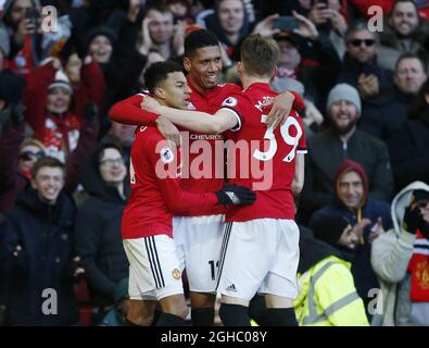 Jesse Lingard von Manchester United (l) feiert das Tor während des Premier League Spiels im Old Trafford Stadium, Manchester. Bild Datum 25. Februar 2018. Bildnachweis sollte lauten: Simon Bellis/Sportimage via PA Images Stockfoto