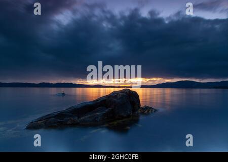 Sonnenuntergang über dem Meer in Westnorwegen. Norwegische Küste in Bergen. Stockfoto