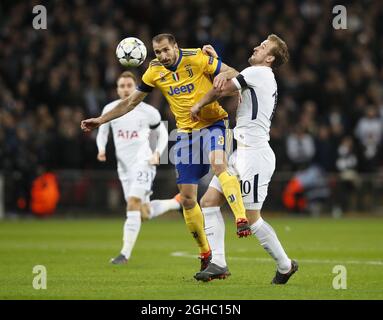 Tottenhams Harry Kane tötelt mit Juventus' Giorgio Chiellini während des Champions-League-Spiels von 16 im Wembley-Stadion in London. Bilddatum: 7. März 2018. Bildnachweis sollte lauten: David Klein/Sportimage via PA Images Stockfoto