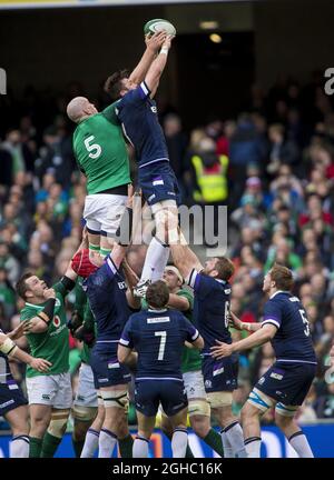 Devin Toner aus Irland und Ryan Wilson aus Schottland kämpfen beim Six Nations Championship-Spiel im Aviva Stadium in Dublin um den Ball. Bild Datum 10. März 2018. Bildnachweis sollte lauten: Craig Watson/Sportimage via PA Images Stockfoto