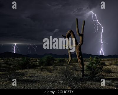 Ein HDR-Komposit, das einen Sturm zeigt, der sich den Gila Bend Mountains im Südwesten von Arizona nähert. Stockfoto