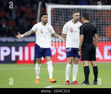 Der englische Jordan Henderson spricht mit dem Schiedsrichter während des Internationalen Freundschaftsspiel in der Amsterdam Arena, Amsterdam. Bilddatum: 23. März 2018. Bildnachweis sollte lauten: David Klein/Sportimage via PA Images Stockfoto