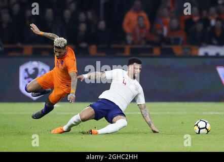 Der Niederländer Patrick Van Aanholt zerstochen mit dem Engländerin Kyle Walker während des Internationalen Freundschaftsspiel in der Amsterdam Arena, Amsterdam. Bilddatum: 23. März 2018. Bildnachweis sollte lauten: David Klein/Sportimage via PA Images Stockfoto