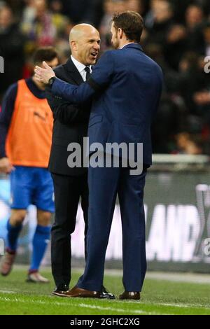 Der italienische Cheftrainer Luigi Di Biagio und der englische Manager Gareth Southgate nach dem Internationalen Freundschaftsspiel im Wembley Stadium, London. Bild Datum 27. März 2018. Bildnachweis sollte lauten: Charlie Forgham-Bailey/Sportimage via PA Images Stockfoto