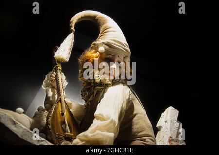 Halloween Dekorationen, gruselig, böse, gruselig, schrecklich, Erschreckend, schöner Clown mit roten Haaren und Musikinstrument in weißem Hut und Kleidung im Mondlicht Stockfoto