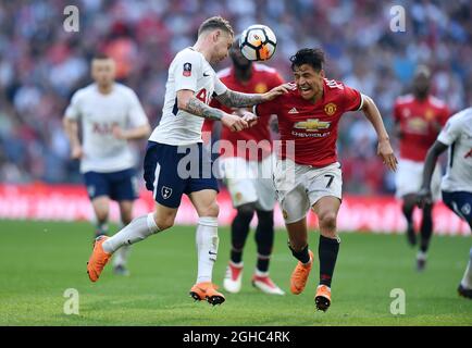 Alexis Sanchez von Manchester United wird während des Halbfinalmatches im Wembley Stadium, London, von Kieran Trippier von Tottenham Hotspur herausgefordert. Bild Datum 21. April 2018. Bildnachweis sollte lauten: Robin Parker/Sportimage via PA Images Stockfoto