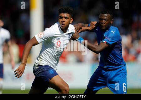 Der Engländer Tyreece John-Jules tritt beim Gruppenspiel im Bank's Stadium, Walsall, mit dem Italiener Paolo Guzzi Iweru an. Bild Datum 7. Mai 2018. Bildnachweis sollte lauten: Malcolm Couzens/Sportimage via PA Images Stockfoto