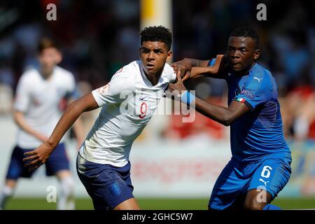 Der Engländer Tyreece John-Jules tritt beim Gruppenspiel im Bank's Stadium, Walsall, mit dem Italiener Paolo Guzzi Iweru an. Bild Datum 7. Mai 2018. Bildnachweis sollte lauten: Malcolm Couzens/Sportimage via PA Images Stockfoto