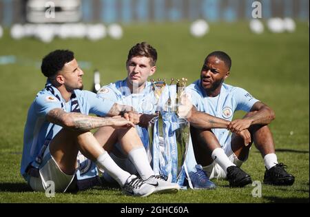 Kyle Walker, John Stones und Raheem Sterling aus Manchester City mit der Trophäe während des Premier-League-Spiels im Etihad Stadium, Manchester. Bild Datum 5. Mai 2018. Bildnachweis sollte lauten: David Klein/Sportimage via PA Images Stockfoto