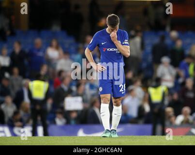 Der Chelsea-Spieler Cesar Azpilicueta sieht beim letzten Pfiff während des Premier-League-Spiels im Stamford Bridge Stadium, London, niedergeschlagen aus. Bild Datum 9. Mai 2018. Bildnachweis sollte lauten: David Klein/Sportimage via PA Images Stockfoto