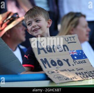 Ein junger Huddersfield Town-Fan mit einer Nachricht an seinen Lieblingsspieler während des Premier-League-Spiels im John Smith's Stadium, Huddersfield. Bild Datum 13. Mai 2018. Bildnachweis sollte lauten: Simon Bellis/Sportimage via PA Images Stockfoto