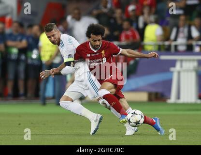 Sergio Ramos von Real Madrid stellt sich während des UEFA Champions League Finales im NSK Olimpiyskiy Stadium, Kiew, gegen Mohamed Salah von Liverpool. Bild Datum 26. Mai 2018. Bildnachweis sollte lauten: David Klein/Sportimage via PA Images Stockfoto