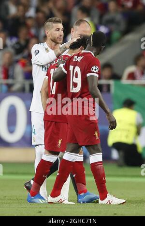 Sergio Ramos von Real Madrid hat Mohamed Salah von Liverpool während des UEFA Champions League-Finales im NSK Olimpiyskiy Stadium, Kiew, auf die Spielkonsole gesetzt. Bild Datum 26. Mai 2018. Bildnachweis sollte lauten: David Klein/Sportimage via PA Images Stockfoto