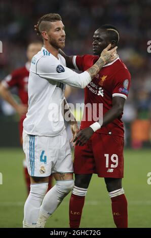 Sergio Ramos von Real Madrid und Sadio Mane von Liverpool während des UEFA Champions League Finales im NSK Olimpiyskiy Stadium, Kiew. Bild Datum 26. Mai 2018. Bildnachweis sollte lauten: David Klein/Sportimage via PA Images Stockfoto