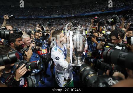 Sergio Ramos von Real Madrid steht mit der Trophäe während des UEFA Champions League Finales im NSK Olimpiyskiy Stadium in Kiew im Mittelpunkt. Bild Datum 26. Mai 2018. Bildnachweis sollte lauten: David Klein/Sportimage via PA Images Stockfoto