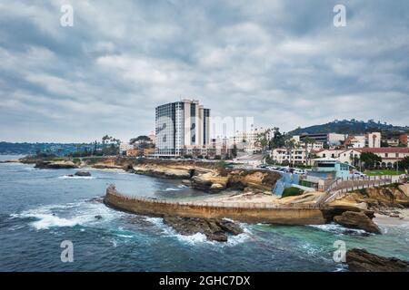 Blick auf den Kinderpool und die Meeresmauer in La Jolla, Kalifornien Stockfoto