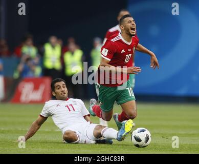 Vahid Amiri von IR Iran tagt Younes Belhanda aus Marokko während des Spiels der Gruppe B der FIFA-Weltmeisterschaft 2018 im St. Petersburg Stadium in St. Petersburg. Bild Datum 15. Juni 2018. Bildnachweis sollte lauten: David Klein/Sportimage via PA Images Stockfoto