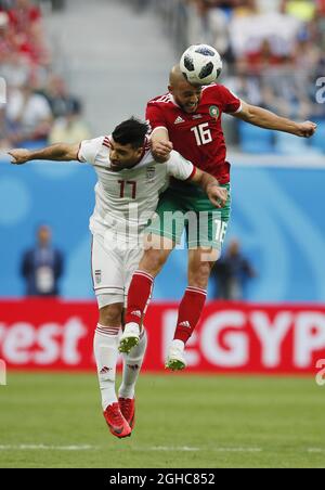 Mehdi Tarmei von IR Iran zwickt mit Noureddine Amramat aus Marokko während des Spiels der Gruppe B der FIFA Weltmeisterschaft 2018 im St. Petersburg Stadium in St. Petersburg. Bild Datum 15. Juni 2018. Bildnachweis sollte lauten: David Klein/Sportimage via PA Images Stockfoto