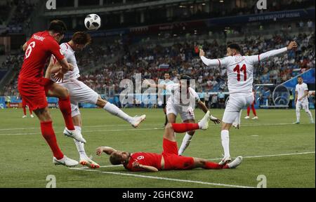 Harry Kane aus England wird vom tunesischen Dylan Bronn während des FIFA World Cup 2018 Group G-Spiels in der Wolgograd Arena in Wolgograd zu Boden gebracht. Bild Datum 18. Juni 2018. Bildnachweis sollte lauten: David Klein/Sportimage via PA Images Stockfoto