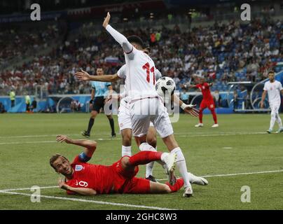 Harry Kane aus England wird vom tunesischen Dylan Bronn während des FIFA World Cup 2018 Group G-Spiels in der Wolgograd Arena in Wolgograd zu Boden gebracht. Bild Datum 18. Juni 2018. Bildnachweis sollte lauten: David Klein/Sportimage via PA Images Stockfoto