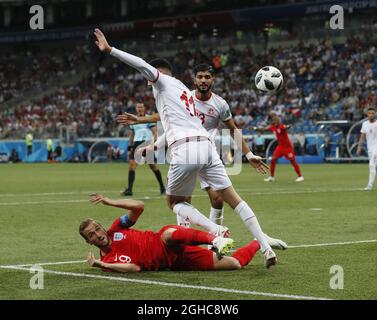 Harry Kane aus England wird vom tunesischen Dylan Bronn während des FIFA World Cup 2018 Group G-Spiels in der Wolgograd Arena in Wolgograd zu Boden gebracht. Bild Datum 18. Juni 2018. Bildnachweis sollte lauten: David Klein/Sportimage via PA Images Stockfoto