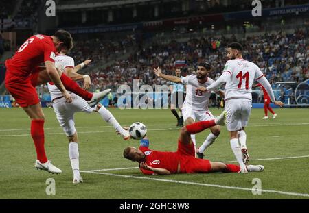 Harry Kane aus England wird vom tunesischen Dylan Bronn während des FIFA World Cup 2018 Group G-Spiels in der Wolgograd Arena in Wolgograd zu Boden gebracht. Bild Datum 18. Juni 2018. Bildnachweis sollte lauten: David Klein/Sportimage via PA Images Stockfoto