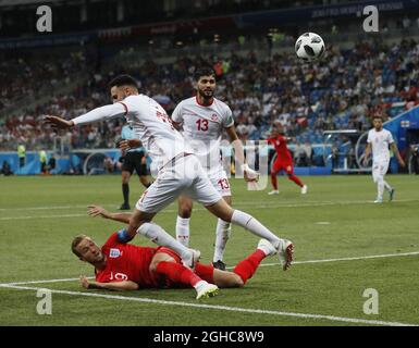 Harry Kane aus England wird vom tunesischen Dylan Bronn während des FIFA World Cup 2018 Group G-Spiels in der Wolgograd Arena in Wolgograd zu Boden gebracht. Bild Datum 18. Juni 2018. Bildnachweis sollte lauten: David Klein/Sportimage via PA Images Stockfoto