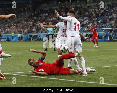 Harry Kane aus England wird vom tunesischen Dylan Bronn während des FIFA World Cup 2018 Group G-Spiels in der Wolgograd Arena in Wolgograd zu Boden gebracht. Bild Datum 18. Juni 2018. Bildnachweis sollte lauten: David Klein/Sportimage via PA Images Stockfoto