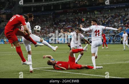 Harry Kane aus England wird vom tunesischen Dylan Bronn während des FIFA World Cup 2018 Group G-Spiels in der Wolgograd Arena in Wolgograd zu Boden gebracht. Bild Datum 18. Juni 2018. Bildnachweis sollte lauten: David Klein/Sportimage via PA Images Stockfoto