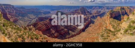 Panoramablick auf Freya's Castle und Wotan's Throne von der Ostseite des Cape Royal am Grand Canyon North Rim Arizona. Stockfoto