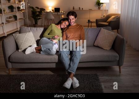 Paar beobachten Film auf Laptop auf dem Sofa zu Hause Stockfoto