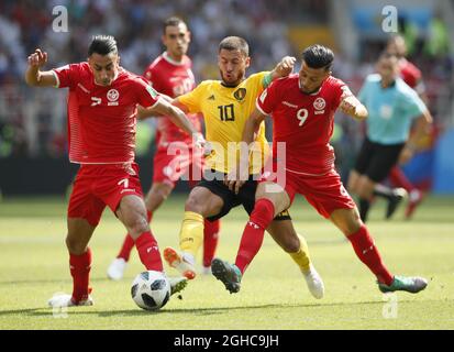 Saifeddine Khaqui und Anice Badri aus Tunesien kämpfen gemeinsam im Spartak-Stadion in Moskau gegen das belgische Eden Hazard während des Spiels der Gruppe G der FIFA-Weltmeisterschaft 2018. Bild Datum 23. Juni 2018. Bildnachweis sollte lauten: David Klein/Sportimage via PA Images Stockfoto