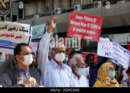 Mitglieder des National Trade Union Federation Pakistan (NTUF) veranstalten eine Festkundgebung, um dem Indo-Pak-Krieg von Ghazi und Shuhada vom 06. September 1965 zu huldigen und ihre Solidarität mit den Menschen in Kaschmir zum Anlässlich des pakistanischen Verteidigungstages, der am Montag, dem 06. September 2021, im Presseclub Karachi stattfand, auszudrücken. Stockfoto