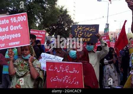 Mitglieder des National Trade Union Federation Pakistan (NTUF) veranstalten eine Festkundgebung, um dem Indo-Pak-Krieg von Ghazi und Shuhada vom 06. September 1965 zu huldigen und ihre Solidarität mit den Menschen in Kaschmir zum Anlässlich des pakistanischen Verteidigungstages, der am Montag, dem 06. September 2021, im Presseclub Karachi stattfand, auszudrücken. Stockfoto