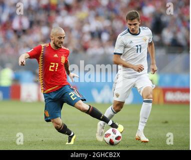 David Silva aus Spanien und Roman Zobnin aus Russland während der FIFA-Weltmeisterschaft 2018 im Jahr 16 im Luschniki-Stadion in Moskau. Bild Datum 1. Juli 2018. Bildnachweis sollte lauten: David Klein/Sportimage via PA Images Stockfoto
